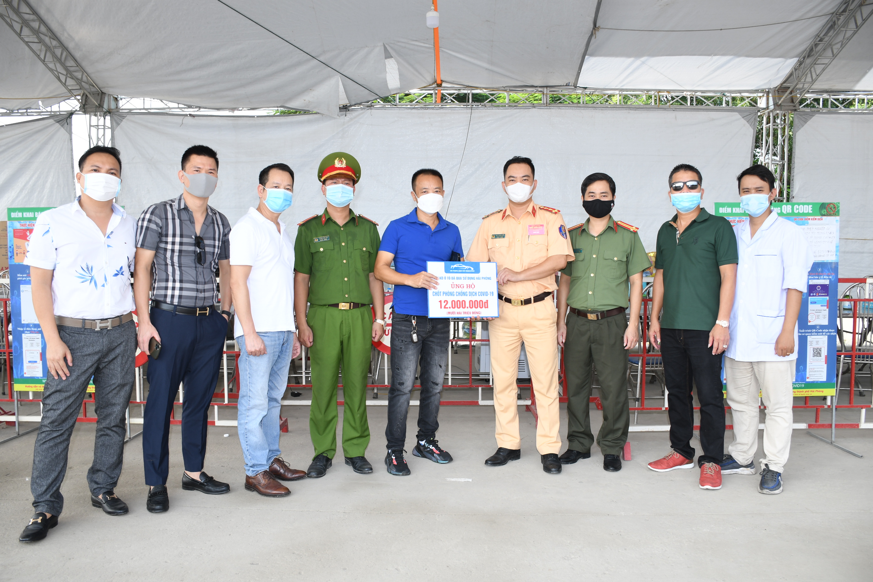 Hội kinh doanh ô tô đã qua sử dụng TP Hải Phòng động viên, tặng quà 13 chốt liên ngành phòng chống dịch bệnh Covid-19 thành phố